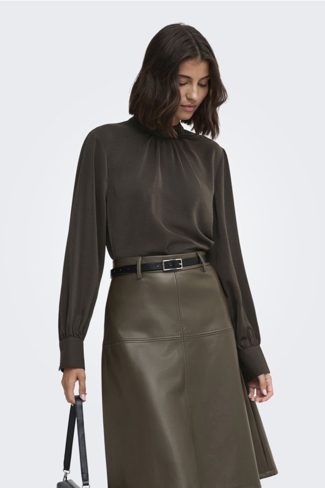 Jacqueline de Yong bruine dames blouse | Model vooraanzicht