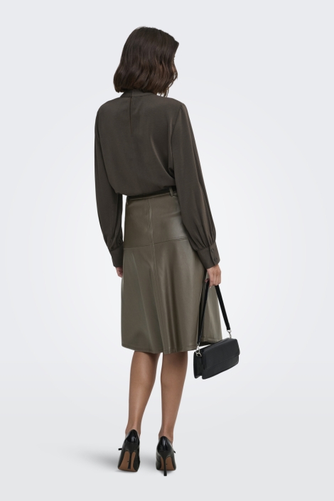 Jacqueline de Yong bruine dames blouse | Model vooraanzicht