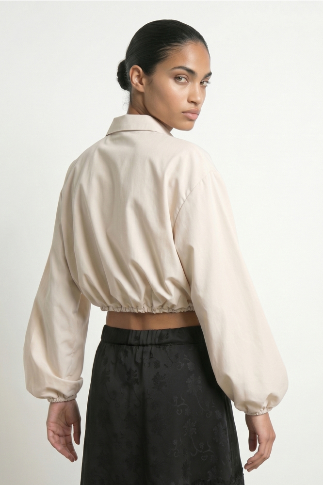 Hypedrop beige dames blouse | Model achteraanzicht