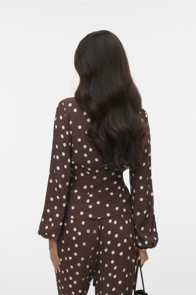 Vero Moda bruine dames blouse | Model achteraanzicht