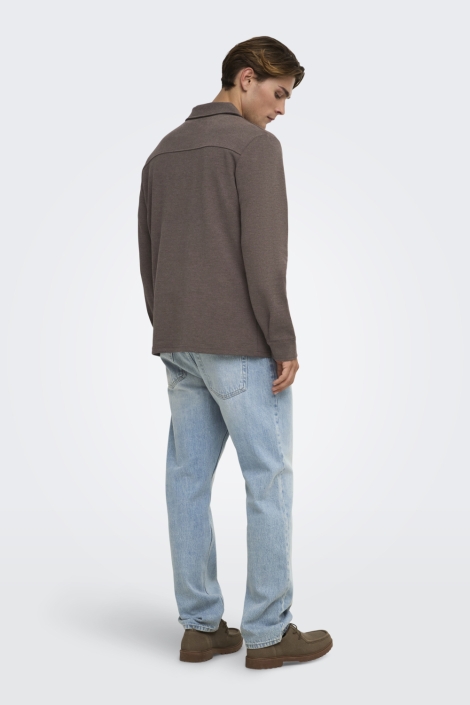 Only & Sons bruine heren overhemd | Model achteraanzicht