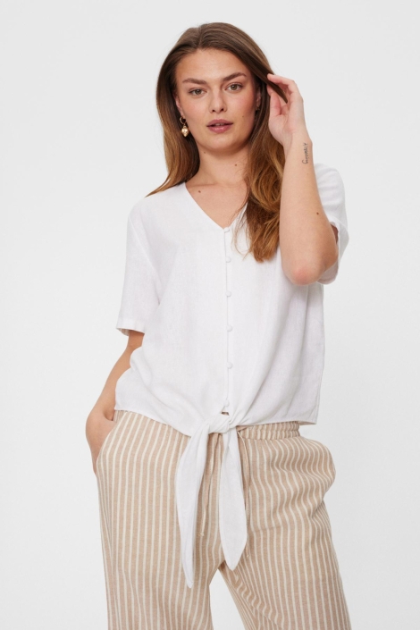Freequent witte dames blouse | Model vooraanzicht