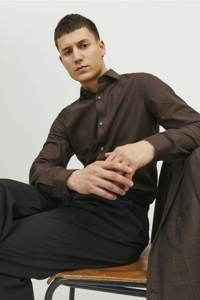 Jack & Jones bruine heren overhemd | Model vooraanzicht