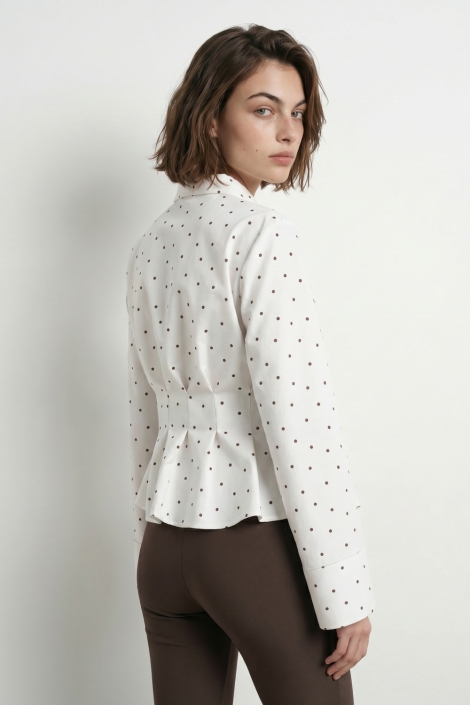 Hypedrop witte dames blouse | Model achteraanzicht