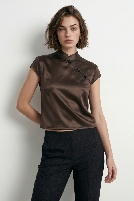 Hypedrop bruine dames blouse | Model vooraanzicht