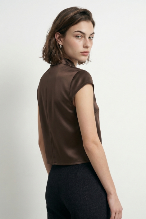 Hypedrop bruine dames blouse | Model achteraanzicht
