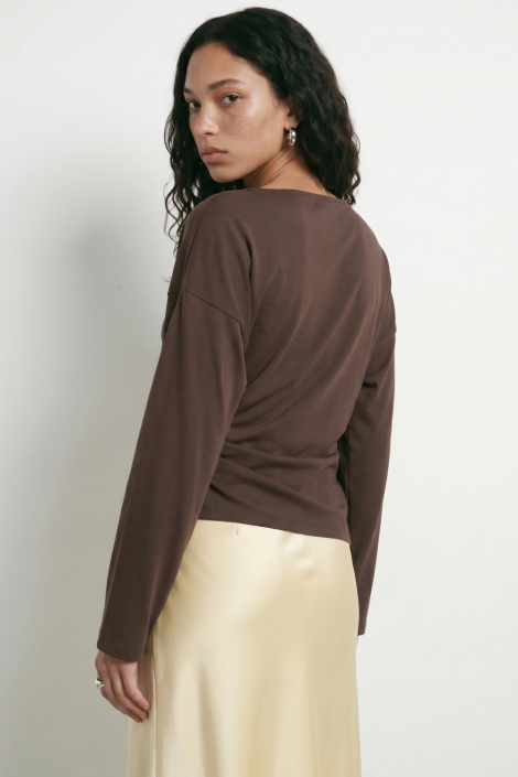 Hypedrop bruine dames t-shirt | Model achteraanzicht