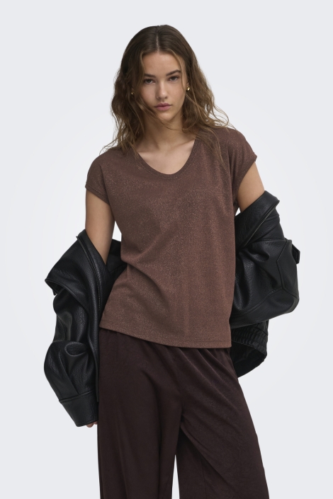 Only bruine dames t-shirt | Model vooraanzicht