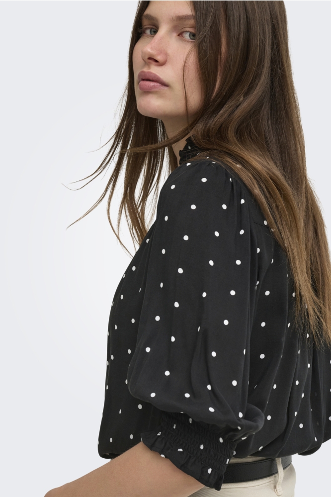 Only zwarte dames blouse | Close up