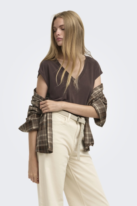 Only bruine dames t-shirt | Model vooraanzicht