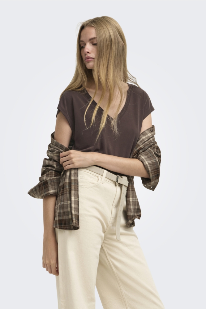 Only bruine dames t-shirt | Model vooraanzicht