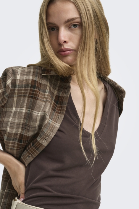 Only bruine dames t-shirt | Model vooraanzicht