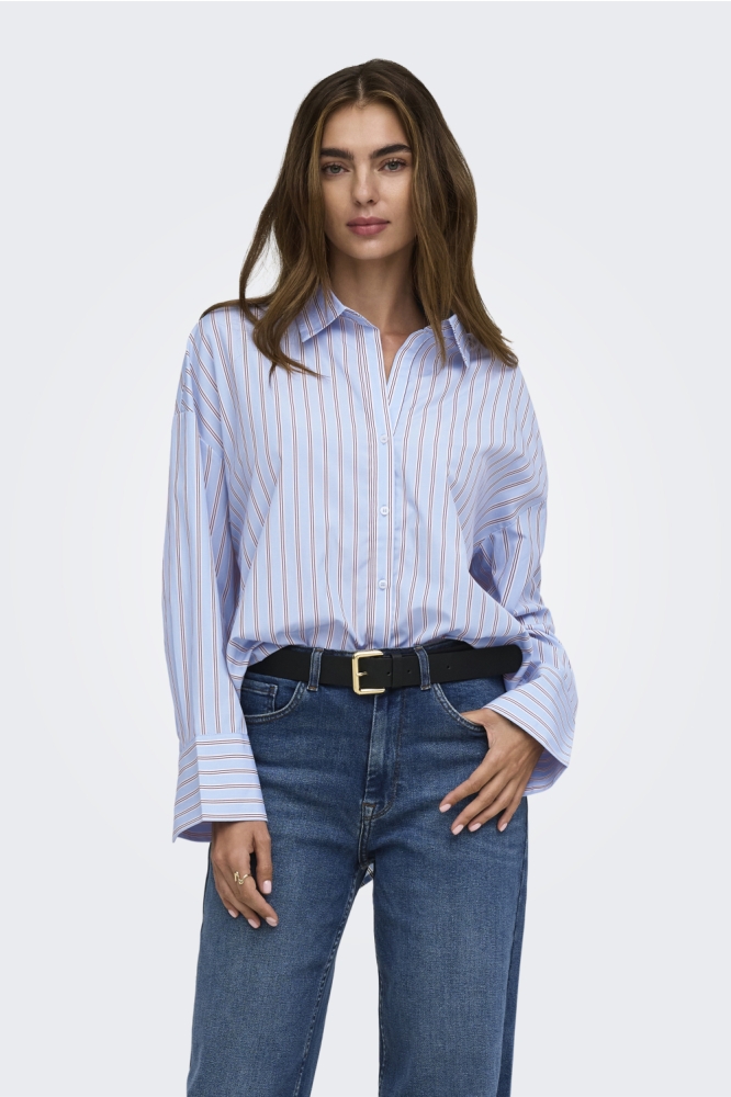 Only blauwe dames blouse | Model vooraanzicht