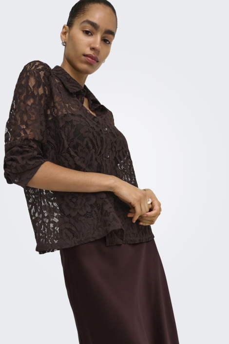 Only bruine dames blouse | Model zijaanzicht