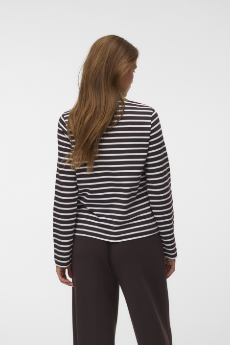 Vero Moda bruine dames t-shirt | Model achteraanzicht