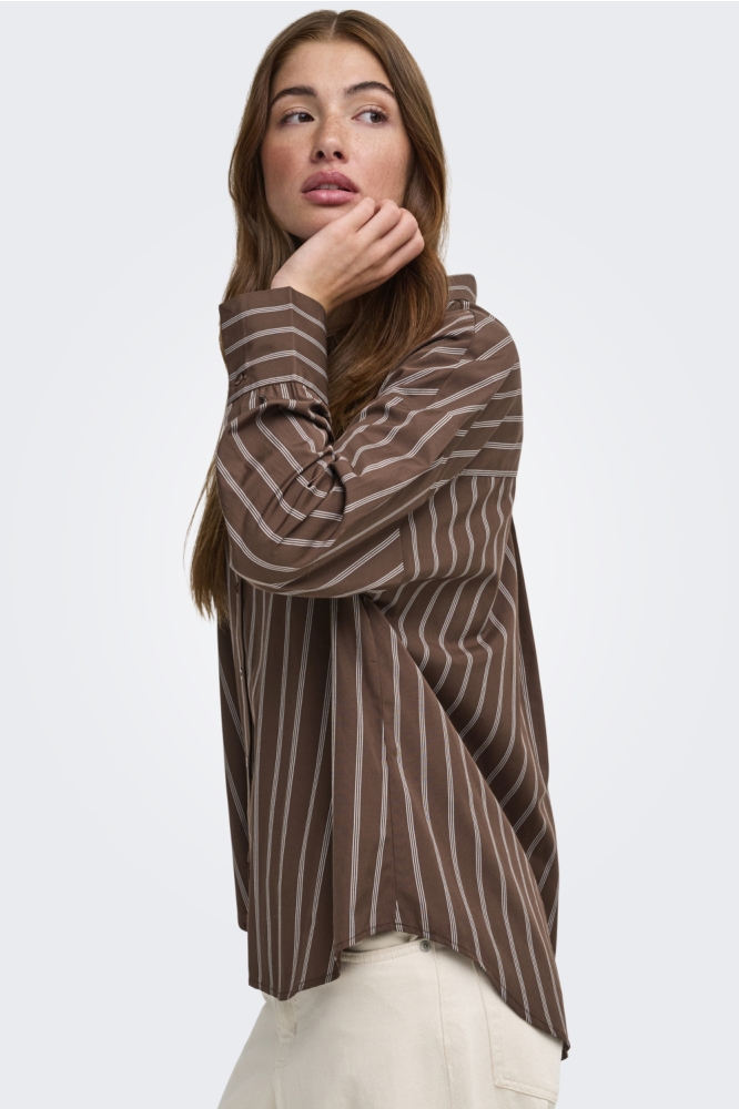 Only bruine dames blouse | Model zijaanzicht