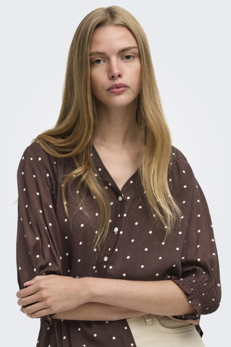 Only bruine dames blouse | Model vooraanzicht
