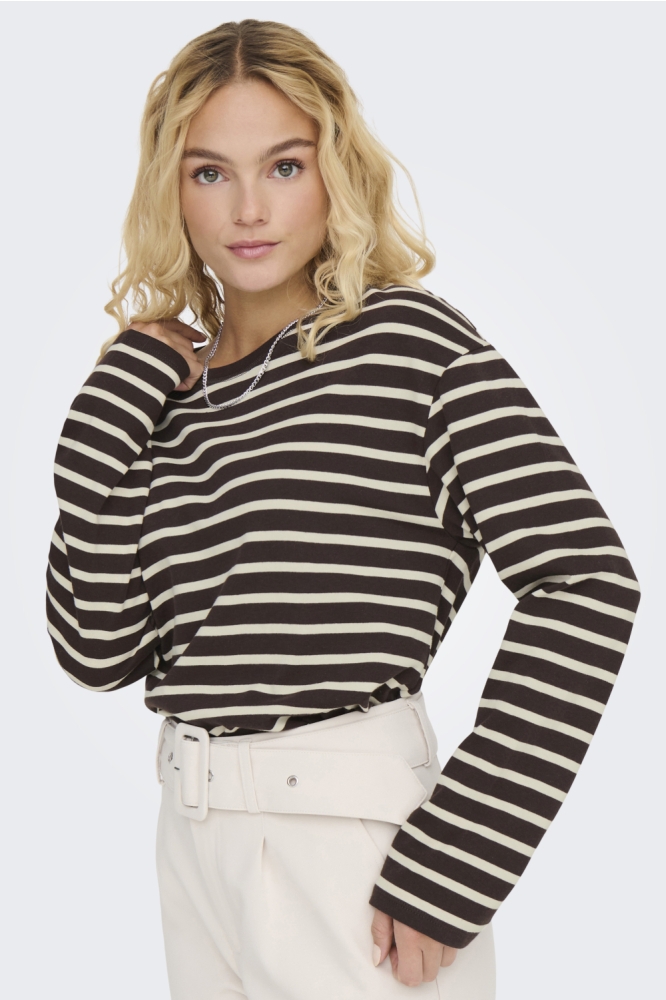 Only bruine dames t-shirt | Model vooraanzicht