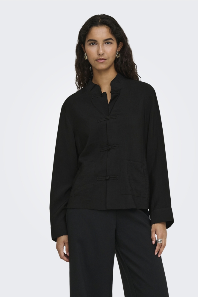 Jacqueline de Yong zwarte dames blouse | Model vooraanzicht