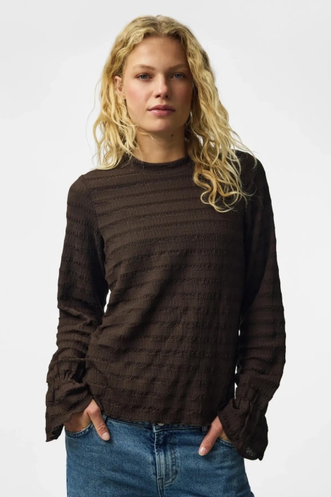 Pieces bruine dames t-shirt | Model vooraanzicht