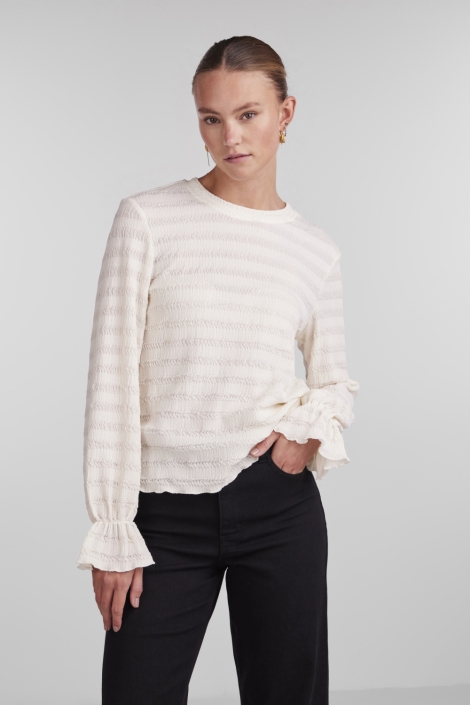 Pieces witte dames t-shirt | Model vooraanzicht