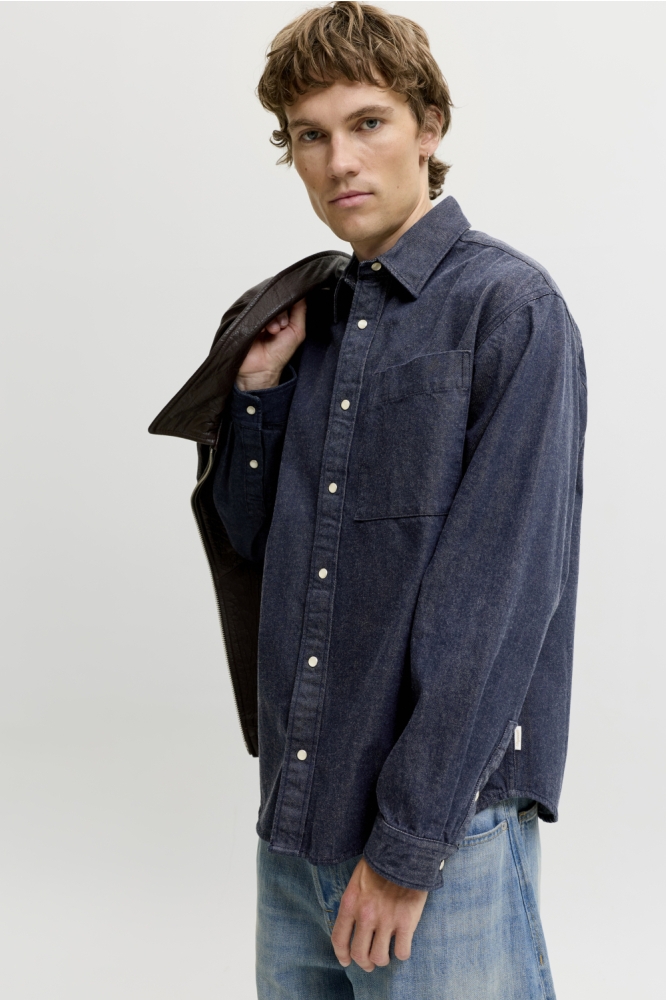 Jack & Jones blauwe heren overhemd | Model zijaanzicht