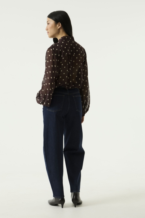 Garcia bruine dames blouse | Model achteraanzicht