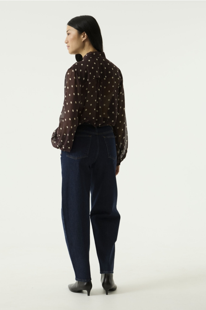 Garcia bruine dames blouse | Model achteraanzicht