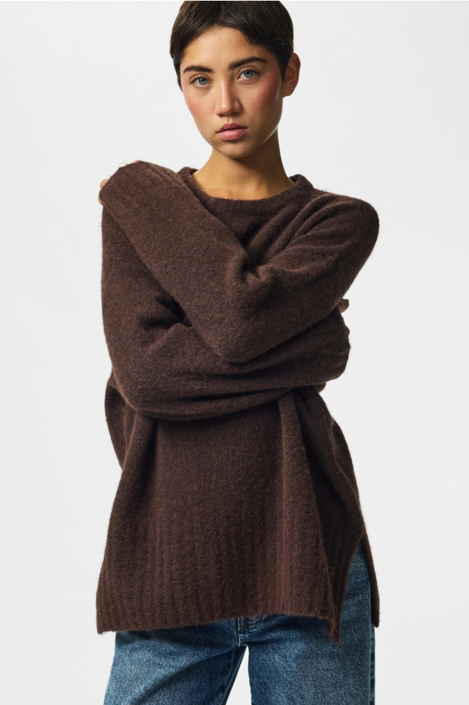 Pieces bruine dames trui | Model vooraanzicht