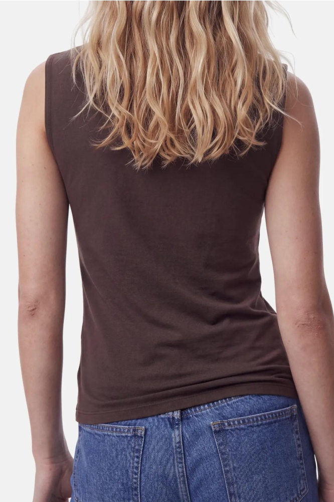 Pieces bruine dames top | Model achteraanzicht