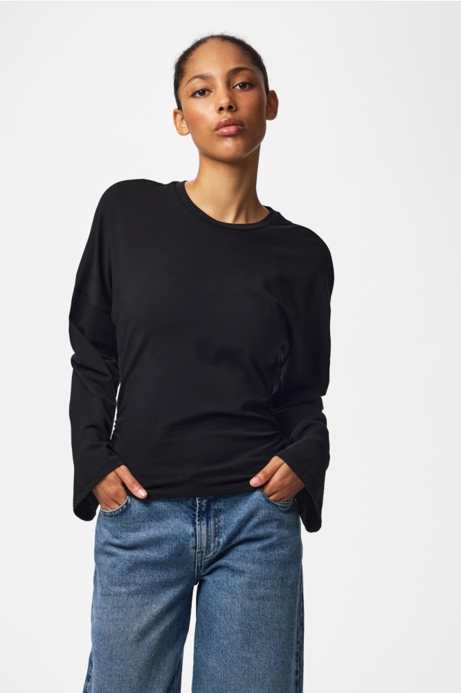 Pieces zwarte dames t-shirt | Model vooraanzicht