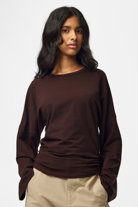 Pieces bruine dames t-shirt | Model vooraanzicht