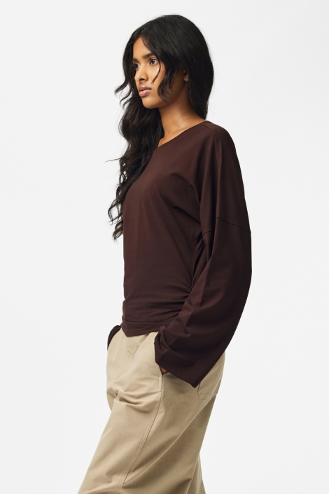 Pieces bruine dames t-shirt | Model zijaanzicht