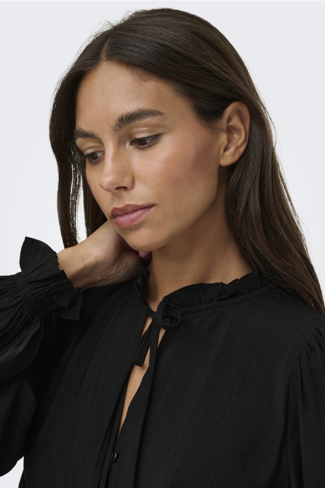 Jacqueline de Yong zwarte dames blouse | Close up