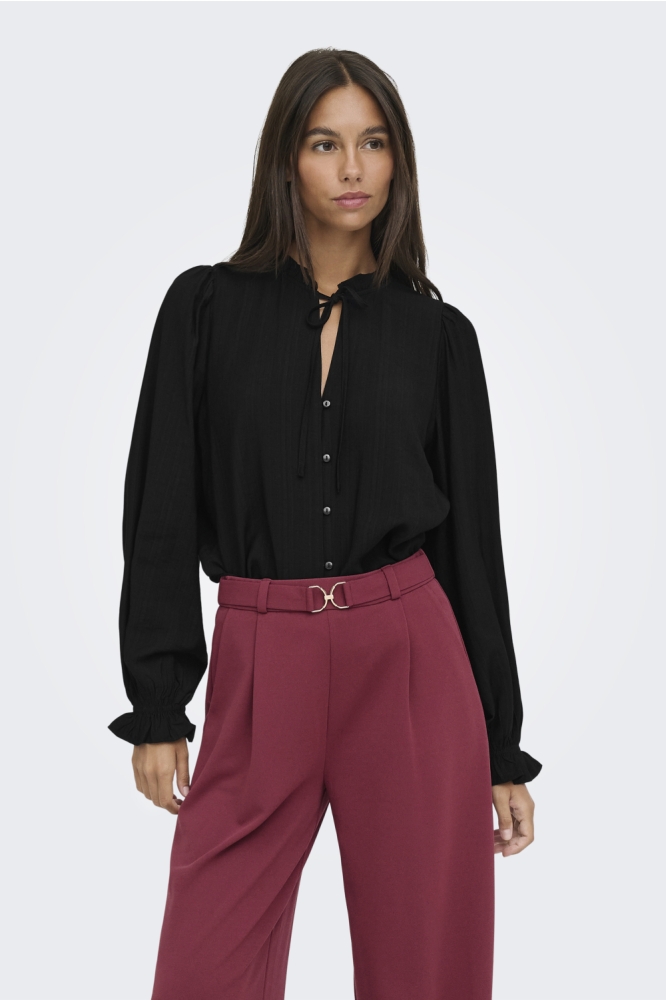 Jacqueline de Yong zwarte dames blouse | Model
