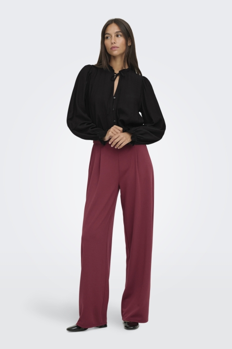 Jacqueline de Yong zwarte dames blouse | Model