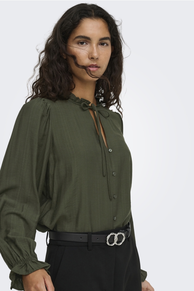Jacqueline de Yong groene dames blouse | Model zijaanzicht