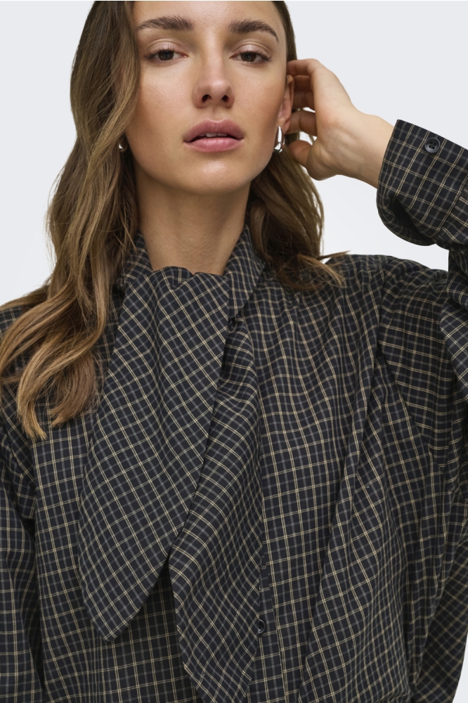 Jacqueline de Yong zwarte dames blouse | Close up