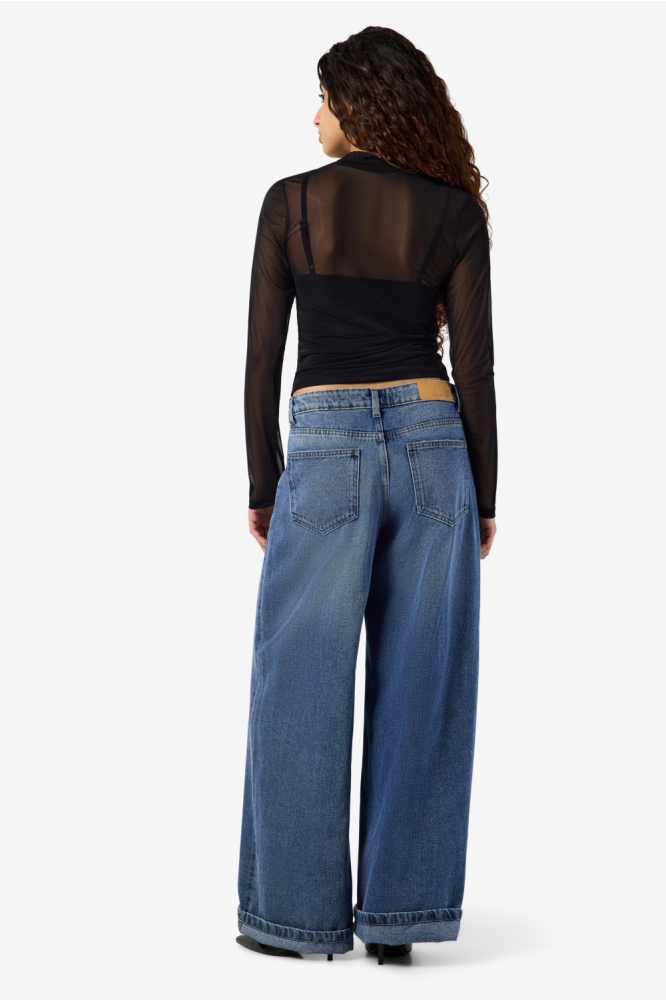Noisy may zwarte dames t-shirt | Model achteraanzicht
