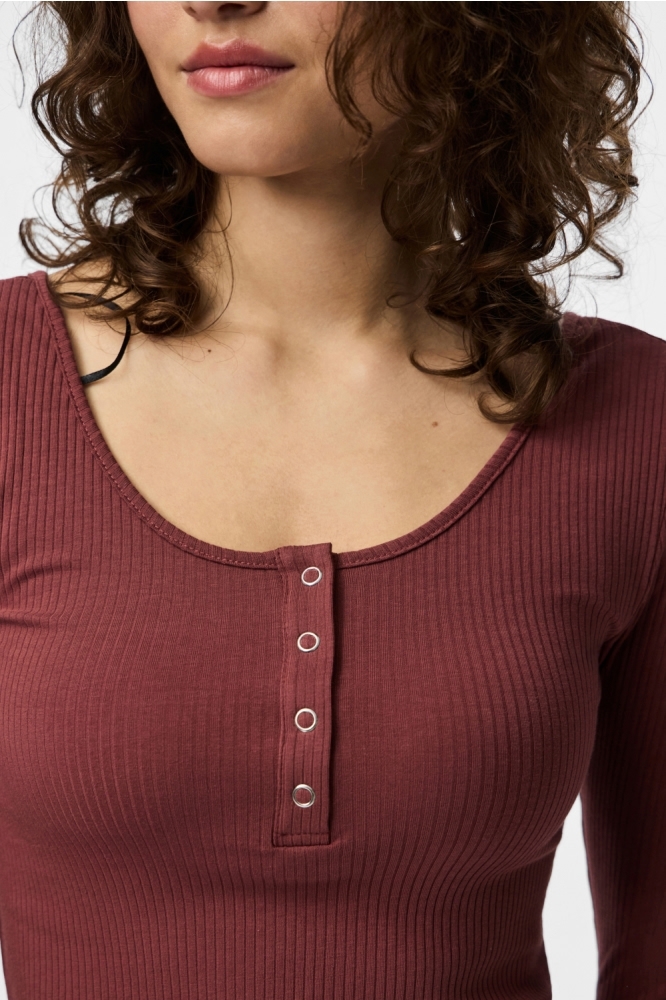 Pieces cognac dames t-shirt | Close up