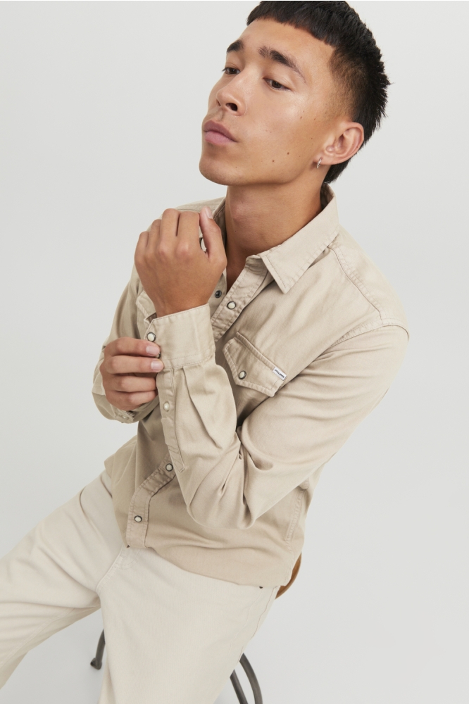 Jack & Jones beige heren blouse | Model zijaanzicht