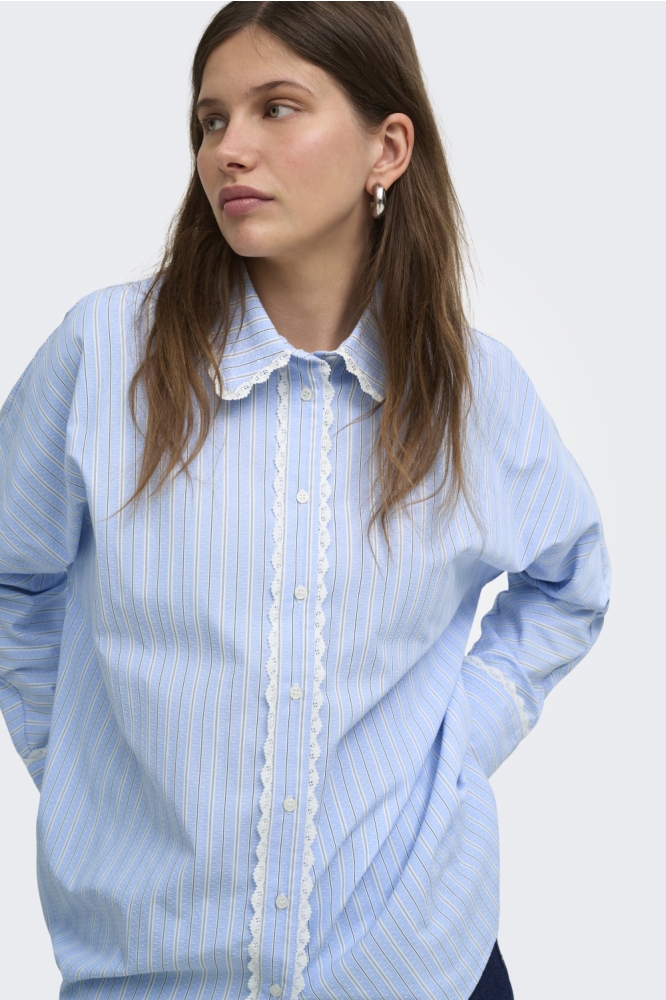 Only blauwe dames blouse | Model vooraanzicht