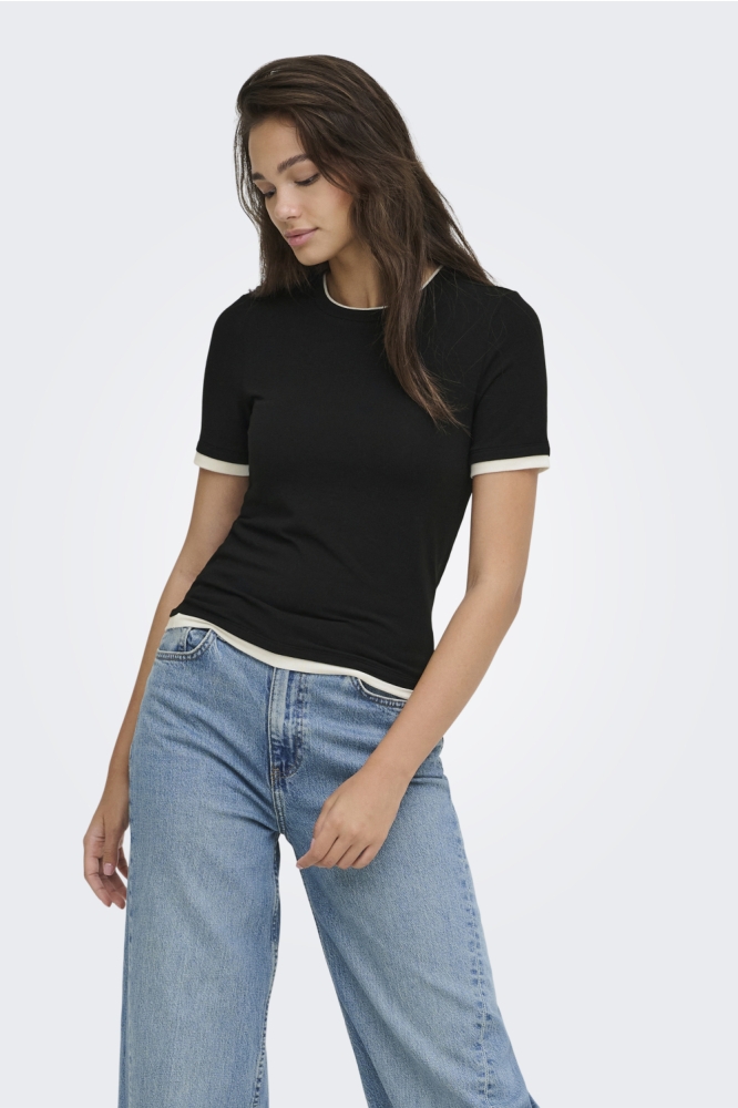 Only zwarte dames t-shirt | Model vooraanzicht