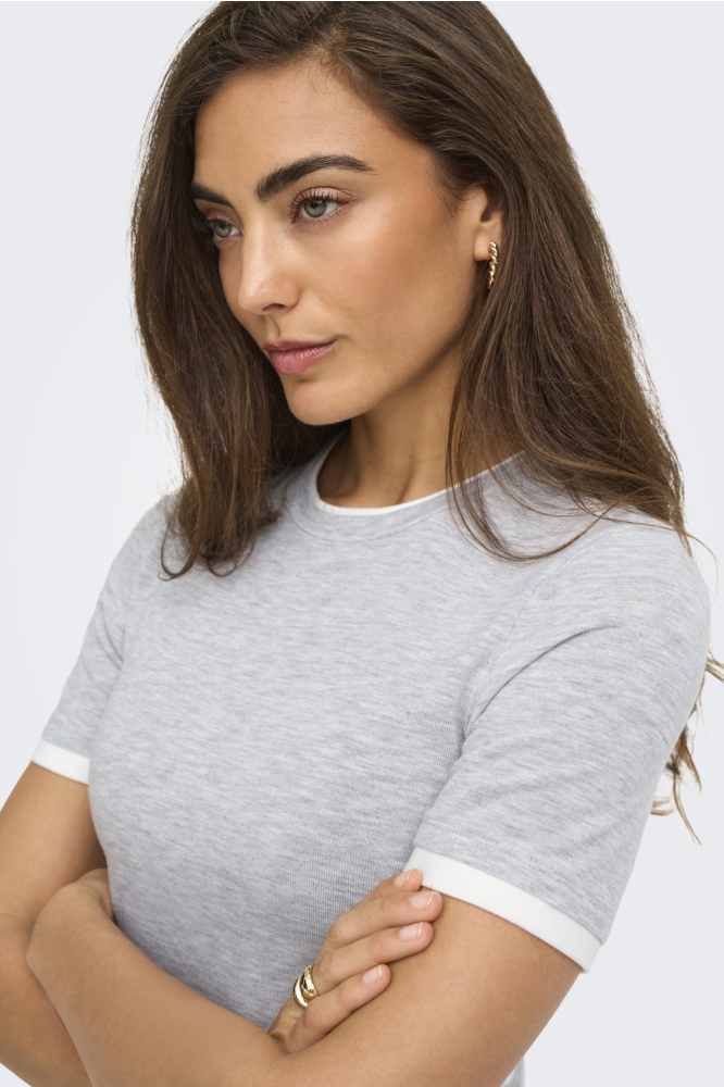 Only grijze dames t-shirt | Close up
