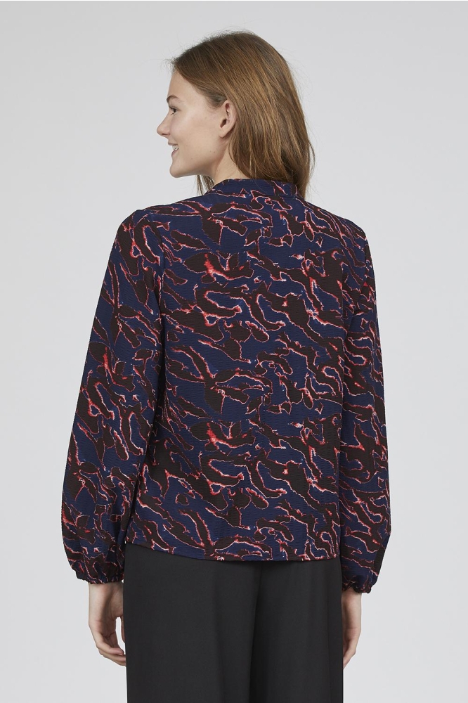 SisterS point blauwe dames blouse | Model achteraanzicht