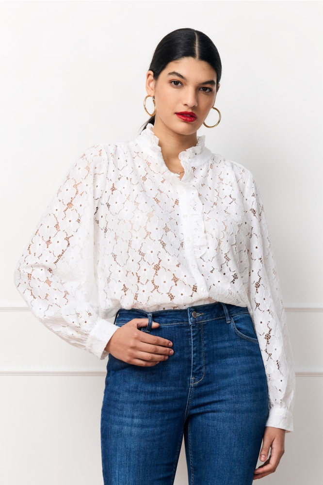 LolaLiza witte dames blouse | Sfeerbeeld, In situatie