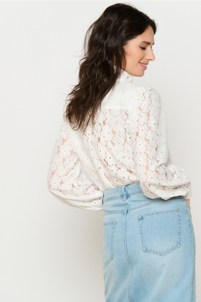 LolaLiza witte dames blouse | Model achteraanzicht