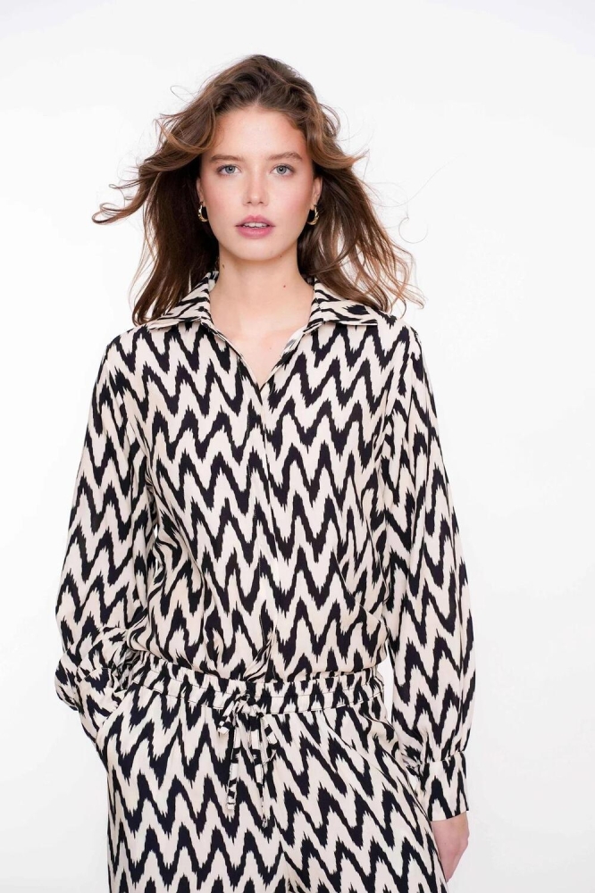 Geisha beige dames blouse | Model vooraanzicht