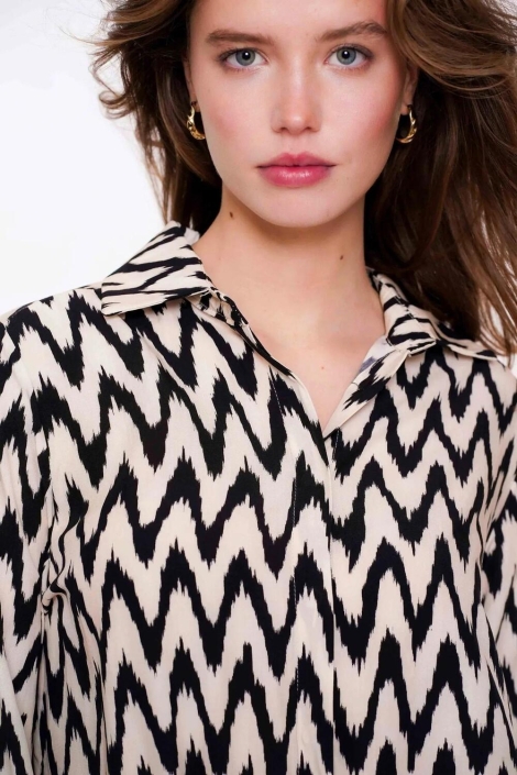 Geisha beige dames blouse | Close up