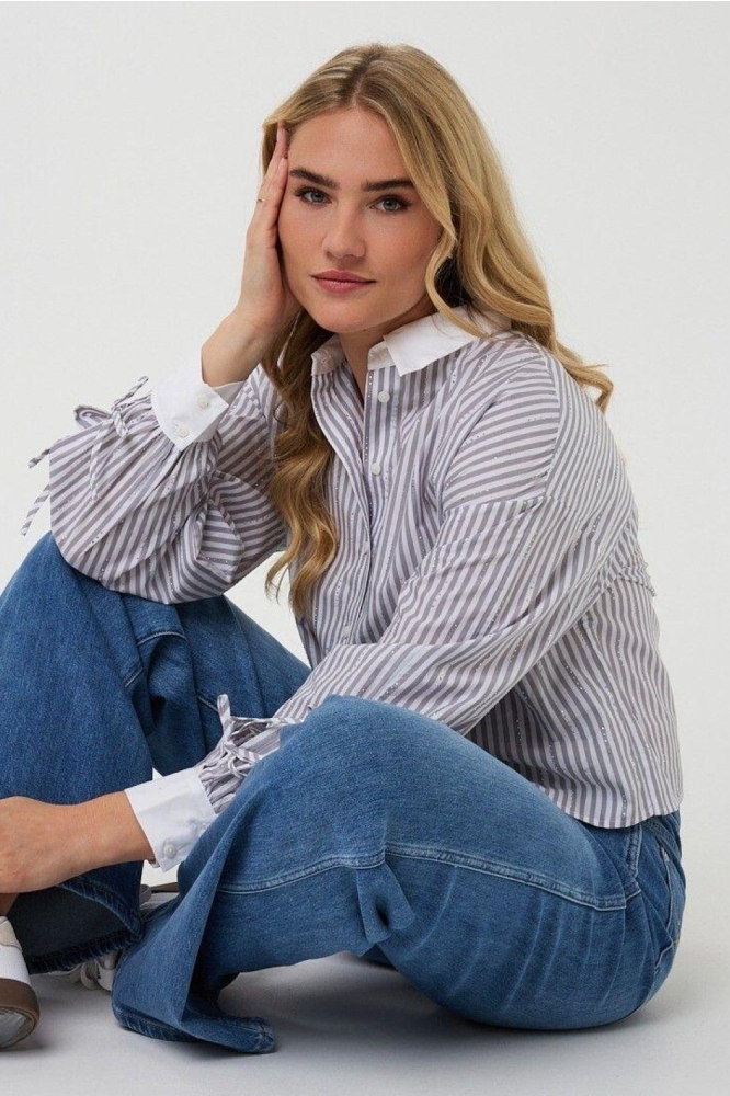 EsQualo witte dames blouse | Model vooraanzicht